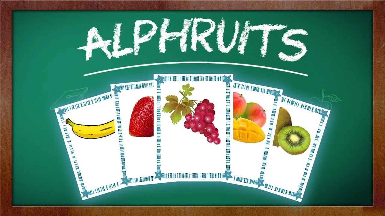 شعار Alphruits مكتوباً بالطباشير على سبورة خضراء، وتحته بطاقات الفواكه: موز وفراولة وعنب ومانجو وكيوي